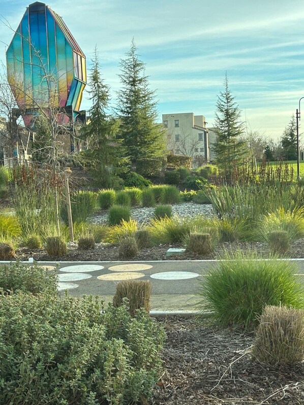 Property grounds - Cozy Neighborhood Home in Downtown Sacramento. (Sacramento)