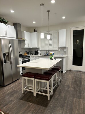 Fridge, microwave, oven, stovetop - Cozy Neighborhood Home in Downtown Sacramento. (Sacramento)