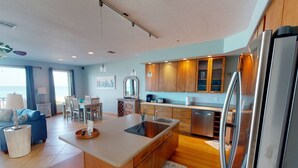 Een moderne keuken met houten kastjes, een centraal eiland en roestvrijstalen apparatuur.