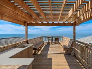 Property grounds - Beachfront HUGE TWO FLOOR UNIT-Sunset Balconies/Walk to all Restaurants/Shops!!! (Bradenton Beach)