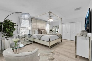 6 habitaciones, escritorio y tabla de planchar con plancha