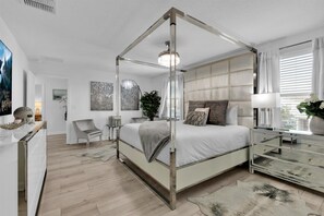 6 slaapkamers, een bureau, een strijkplank/strijkijzer, reisbedje