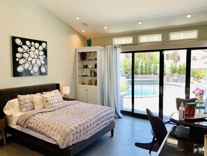 1 dormitori, caixa forta a l'habitació i planxa i posts de planxar 