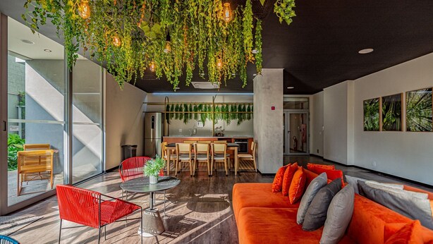 Ein modernes Interieur mit Essbereich, Küche und Wohnbereich.