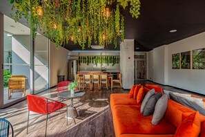 Un intérieur moderne comprenant un coin repas, une cuisine et un espace de vie.