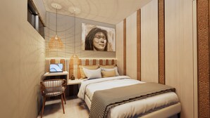 Un dormitorio moderno con cama, mesita de noche, lámpara y un cuadro colgado en la pared.