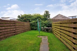 Outdoor dining - Fabulous Townhouse Nr. Beach & Sports!

 (Aberdeen)