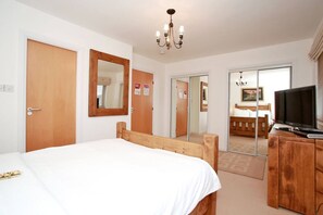 4 bedrooms, WiFi, bed sheets - Fabulous Townhouse Nr. Beach & Sports!

 (Aberdeen)