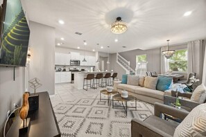 Televisio, DVD-soitin, pöytätennispöytä