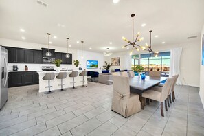 Dining - New Listing! Windsor Island, 10mi to Disney & 22mi to Universal - FS382052 (Davenport)