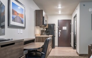 Refrigerador con freezer, microondas, placa de cocina, cafetera/tetera