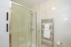Dusche, Haartrockner, Handtücher, Seife