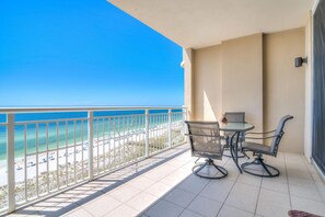 Condo, varias camas (Indigo East 904) | Restaurante al aire libre