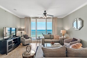 公寓客房, 多張床 (Indigo East 904) | 起居區 | 電視