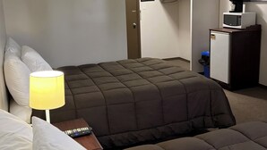 Basic Quadruple Room | WiFi (free) - Minnedosa Inn (Minnedosa)