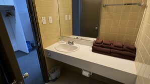 Bathroom - Minnedosa Inn (Minnedosa)