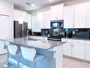 Fridge, microwave, oven, stovetop - New Listing! Storey Lake Resort, 6mi to Disney & 11mi to Universal - FS380805 (Kissimmee)