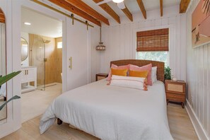 2 bedrooms, desk, iron/ironing board, free WiFi