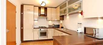 Spacious Townhouse Nr. Scenic Beach & City!
