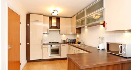 Spacious Townhouse Nr. Scenic Beach & City!