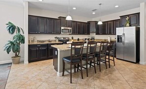 冷蔵庫、電子レンジ、オーブン、コンロ