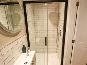 Shower - 17 Union Road Basement (Lincoln)