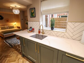 Electric kettle, toaster, cookware/dishes/utensils