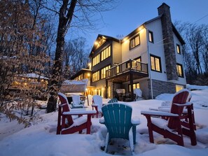 Exterior - Luxury Tremblant Chalet • Hot Tub • Fireplace • Firepit • BBQ • 7 min to Ski (Mont-Tremblant)