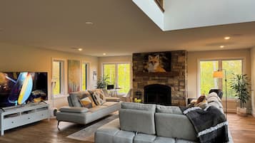 Smart TV, chimenea, futbolito y estéreo