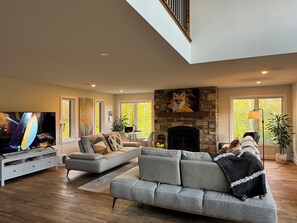 Smart TV, fireplace, table football, stereo - Grand Luxury villa in Mont-Tremblant /7 min to SKI resort/Game/Sauna/ SPA/BBQ (Mont-Tremblant)