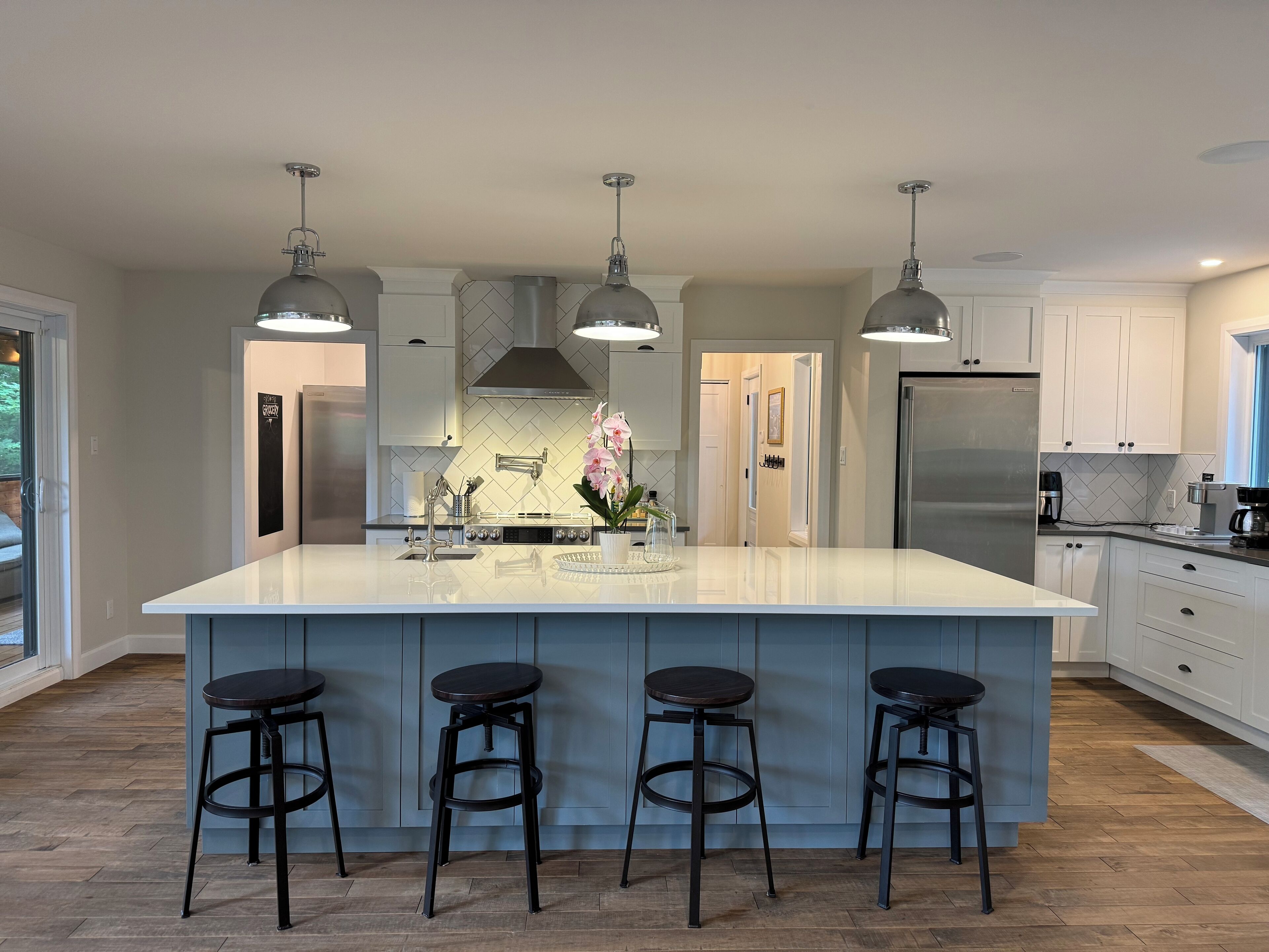 Refrigerador, microondas, horno y parrilla de estufa 