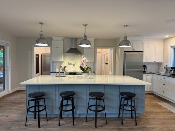 Fridge, microwave, oven, stovetop - Grand Luxury villa in Mont-Tremblant /7 min to SKI resort/Game/Sauna/ SPA/BBQ (Mont-Tremblant)