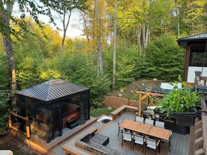 Outdoor dining - Luxury Tremblant Chalet • Hot Tub • Fireplace • Firepit • BBQ • 7 min to Ski (Mont-Tremblant)