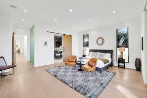 5 bedrooms, desk, iron/ironing board