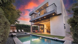 A modern two-story house with a swimming pool, outdoor seating, and a balcony. - LA Villa by Avantstay Walk to The Grove LA (Los Angeles)