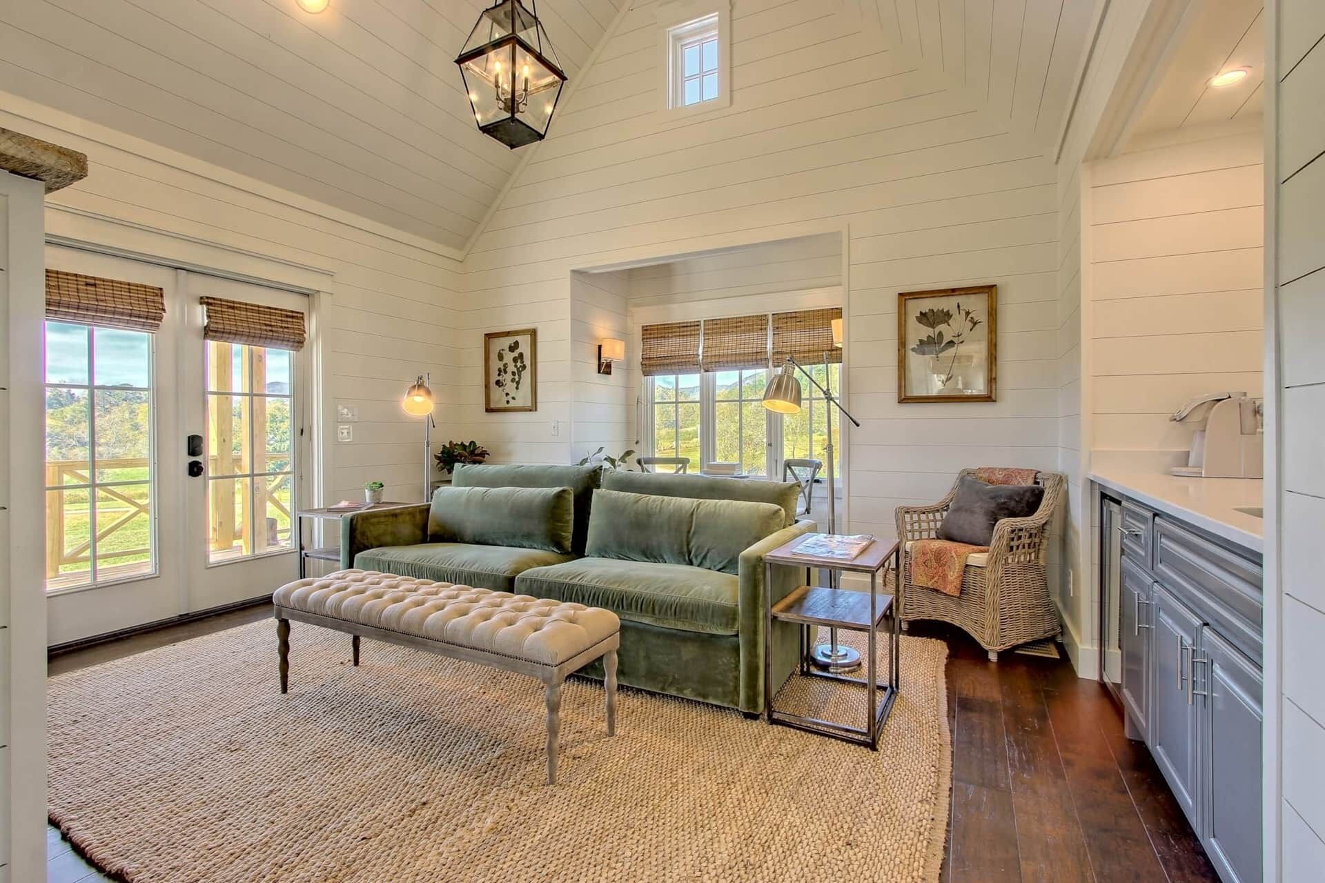 シグネチャー コテージ | リビング エリア | 55 インチのLED テレビ (デジタル放送視聴可)、Netflix、スマートスピーカー