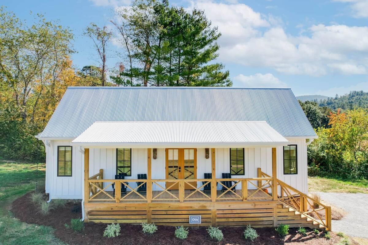 Classic Cottage | Living area | 55-inch LED TV with digital channels, Netflix, smart speakers