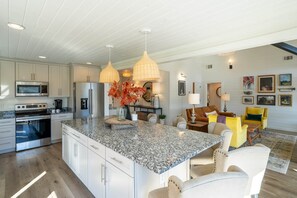 Familien-Ferienhaus | Wohnbereich | 55-Zoll-LED-Fernseher mit Digitalempfang, Netflix, Smart Speakers