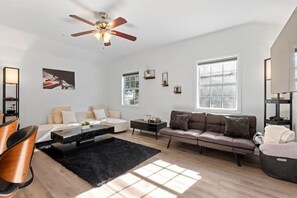 Smart TV, videojuegos, futbolito, mesa de ping pong