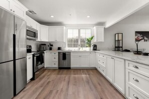 Microondas, horno, placa de cocina, lavavajillas