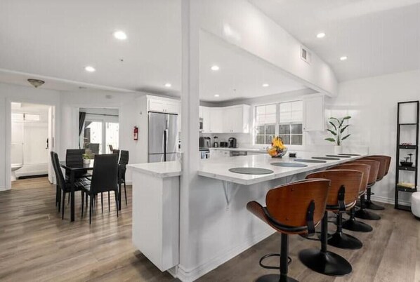 Microondas, horno, placa de cocina, lavavajillas