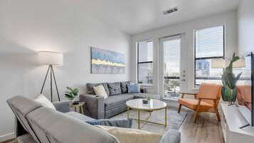 Una Smart TV, una mesa de tenis de mesa, libros, una oficina