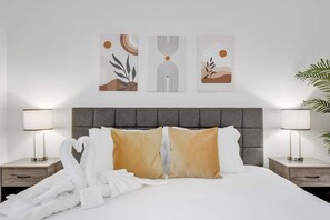 1 habitación, tabla de planchar con plancha y cuna de viaje 