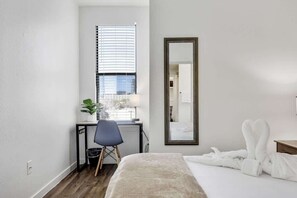 1 bedroom, iron/ironing board, travel crib, free WiFi - SoCo Riverside Retreat | Pool Gym | Unbeatable Loc (Austin)