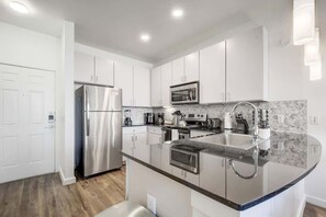 Refrigerador, microondas, horno y parrilla de estufa 