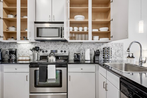 SoCo Riverside Retreat - Unbeatable Location! - Pool, Gym, Free Parking