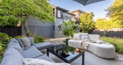 Historic Waterview Home Minutes to Downtown Vancouver & North Shore Mountains