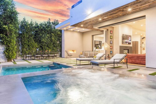 Luxe Weho Villa, Walk to Melrose Ave, Pool + Hot Tub North Vista by Avantstay