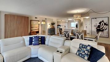 Condo, várias camas, sacada, vista para o oceano (#312 - No Pets) | Área de estar | TV de tela plana 42 polegadas com canais digitais, TV