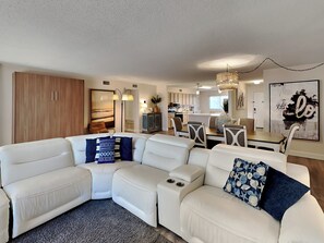 Apartamento, varias camas, balcón, vistas al mar (#312 - No Pets) | Zona de estar | Televisión de pantalla plana de 42 pulgadas con canales digitales
